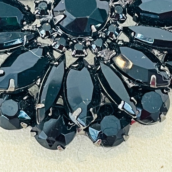 Black Stone Floral Pattern Vintage Brooch - Picture 5 of 9